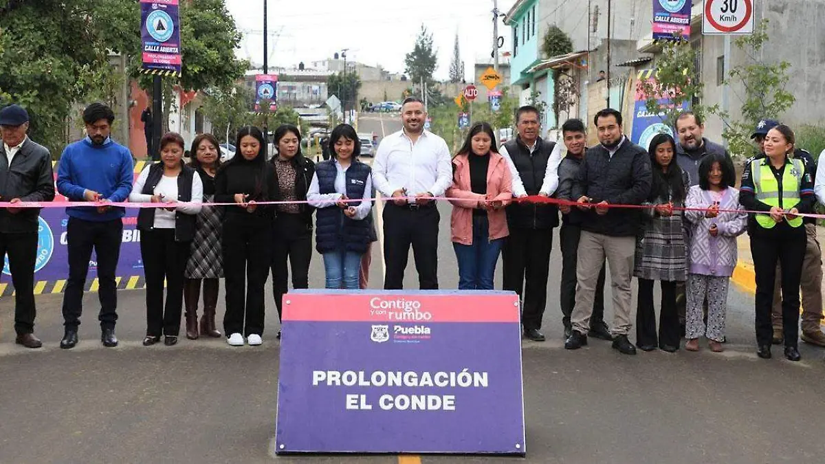 El presidente municipal de Puebla Adán Domínguez Sánchez al inaugurar la Prolongación del Conde